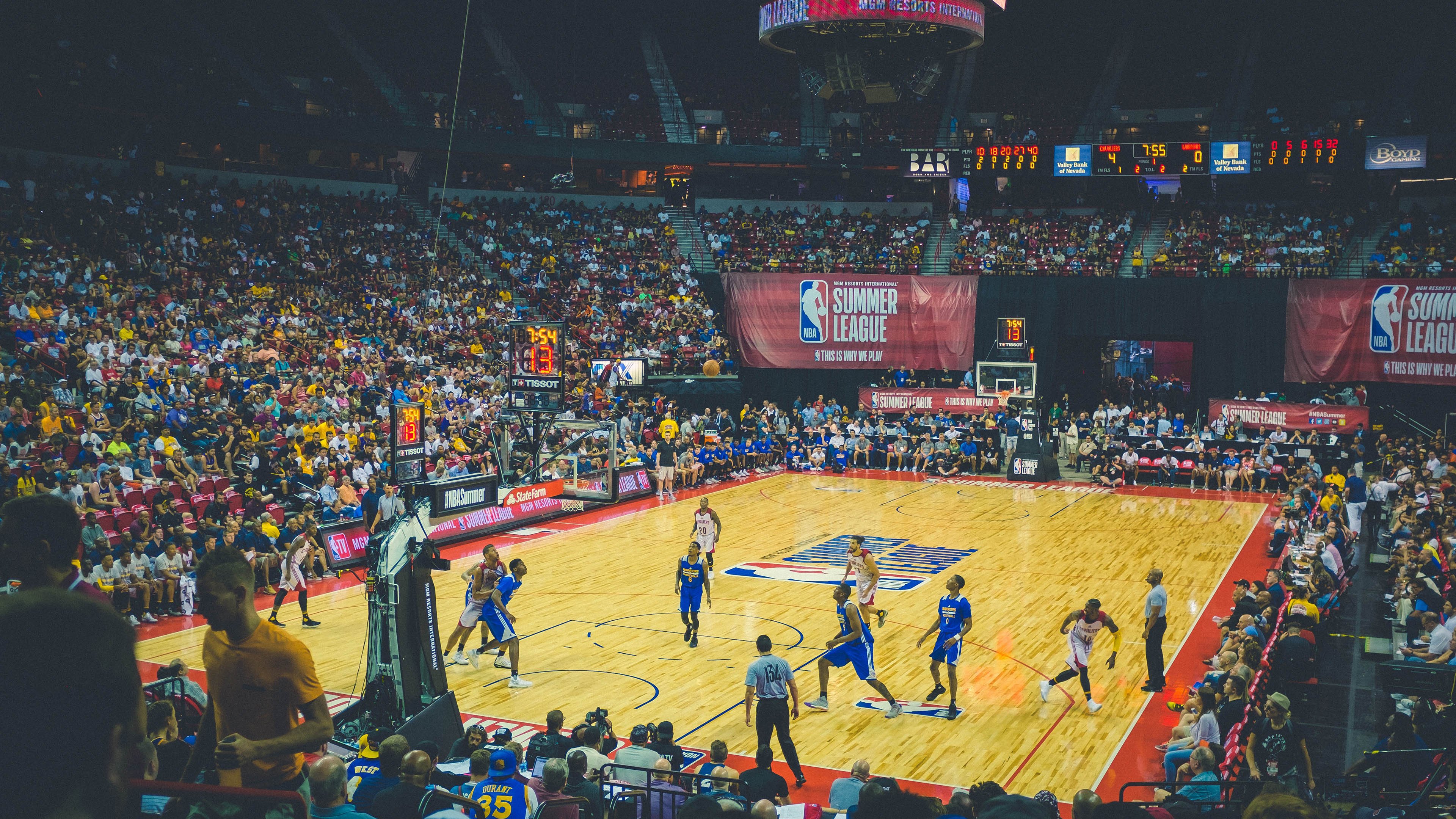 华体会sports-英超联赛观众人数持续上涨，气氛火热，英超场均观众