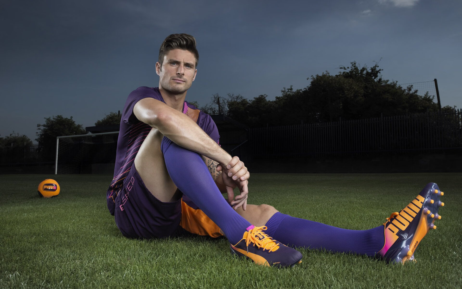 华体会sports-青少年篮球锦标赛：库里做客现场，现场投中长距离三分带动氛围！